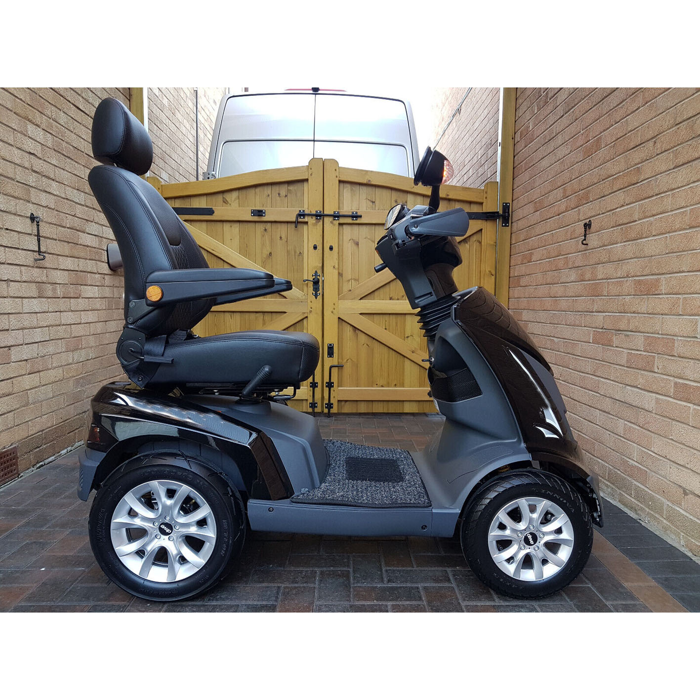 MOBILITY SCOOTER DRIVE ROYALE 4.ALL TERRAIN MOBILITY SCOOTER.WARRANTY.DELIVERY